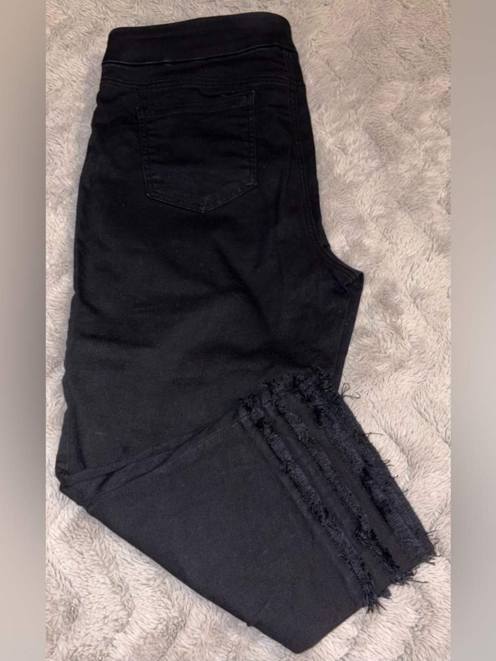 Chico’s black Pull-On Capri jeans with fringe trim Size 2.5 cotton blend